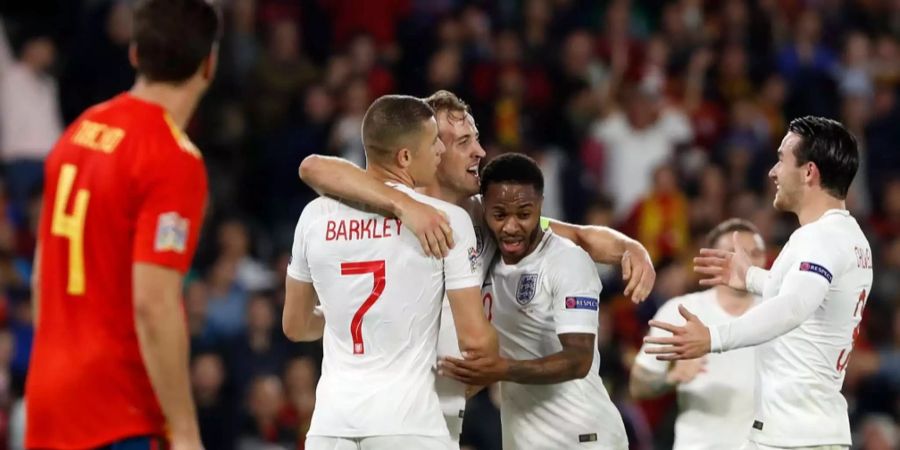 Englands Spieler bejubeln ein Tor über Spanien.