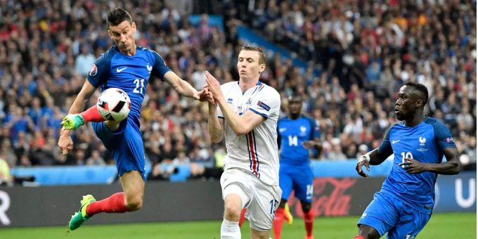 Laurent Koscielny (links, Frankreich) schlägt im EM-Viertelfinal gegen Island 2016 einen Ball an Jon Dadi Bodvarsson vorbei. Fußball-Europameisterschaft Frankreich