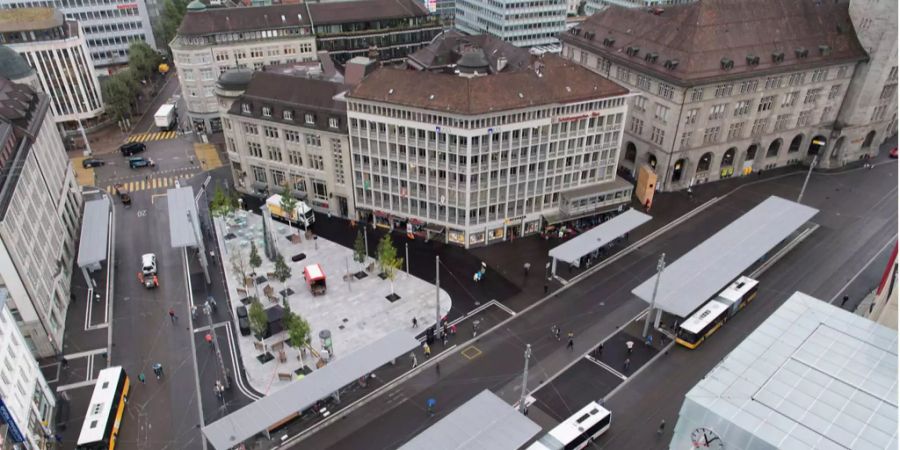 Blick auf den Bahnhofsplatz mit neuer Ankunftshalle in St. Gallen.