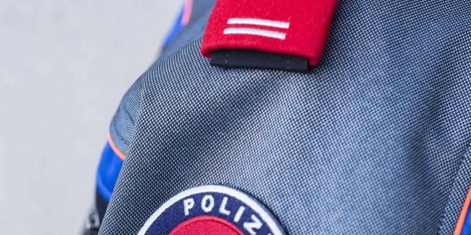 Schulter eines Polizisten der Polizei Schwyz. Indoorspielplatz Reichenburg