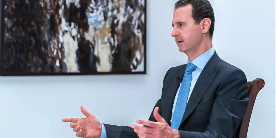 Der syrische Machthaber Baschar al-Assad spricht und gestikuliert während eines TV-Interviews.