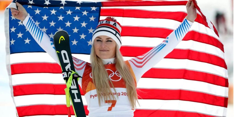 Lindsey Vonn hält an den Olympischen Spielen in Pyeongchang die US-amerikanische Flagge in die Höhe.