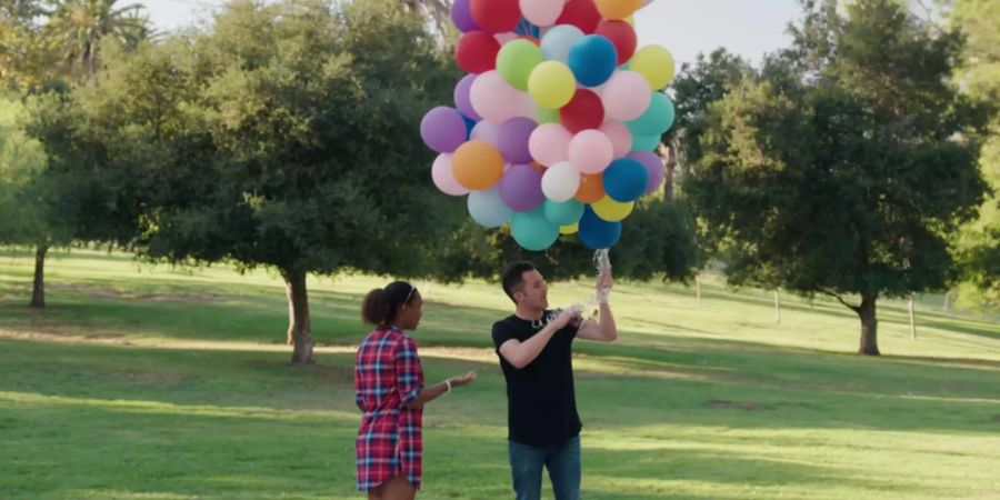 Justin Willman bindet das Handy eines seiner «Opfer» an eine Ballon-Traube.