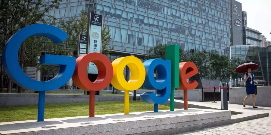 Das Google-Logo in Peking, China.