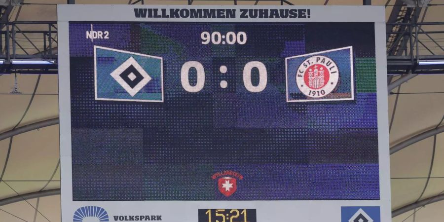 Die Anzeigentafel im Stadion zeigt kurz vor Spielende das Ergebnis der Partie.