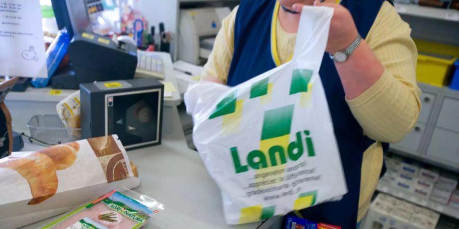 Eine Kassiererin in der Landi-Filiale Oberbalm BE packt die Waren für eine Kundin in einen Plastiksack.