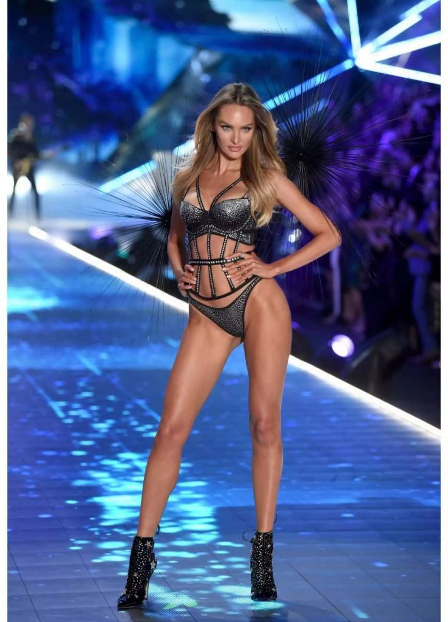 Autsch: dieses Outfit sieht gefährlich aus: Candice Swanepoel in einem schwarzen Outfit mit spitzigen Flügeln.