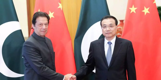 Li Keqiang (r), Ministerpräsident der Volksrepublik China, empfängt Imran Khan, Premierminister von Pakistan, zu einem offiziellen Besuch in der Grossen Halle des Volkes.