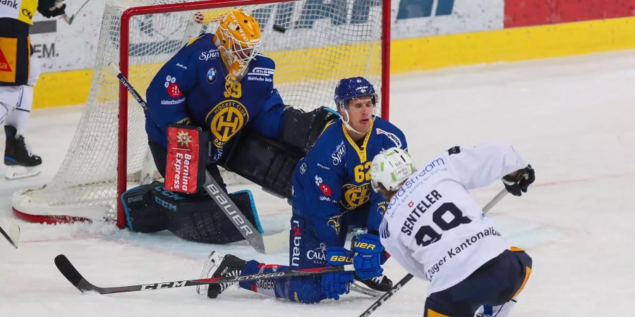 Der Zuger Sven Senteler, im Vordergrund, erzielt hier den Treffer zum 1:3 gegen die Davoser mit Goalie Anders Lindbaeck, hinten, und Felicien Du Bois, Mitte.