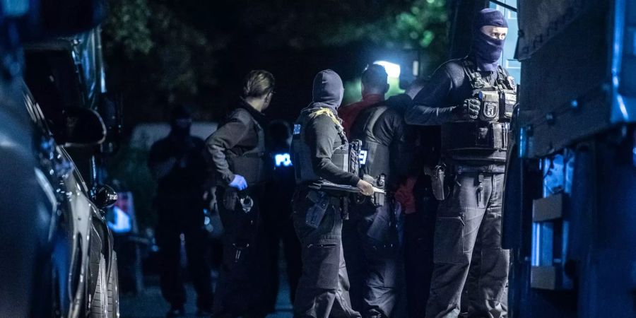 Einige Polizisten bei einer Razzia. (Symbolbild)
