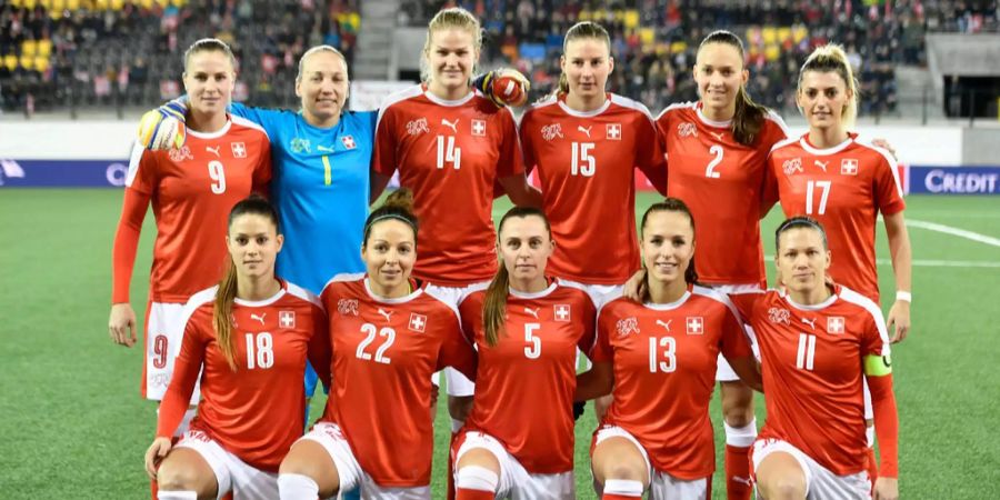 Das Schweizerische Nationalteam der Fussball-Frauen posiert vor einem Spiel für die Kamera.