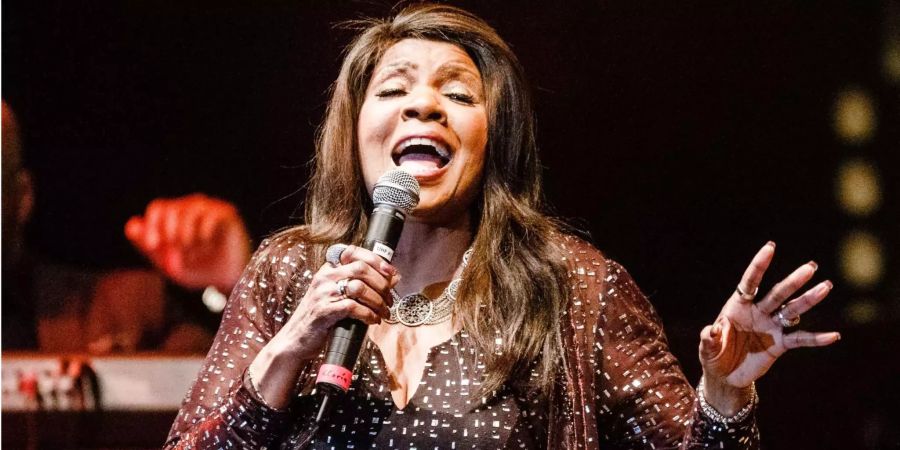 Die US-Sängerin Gloria Gaynor tritt bei einem Konzert in Hamburg auf.