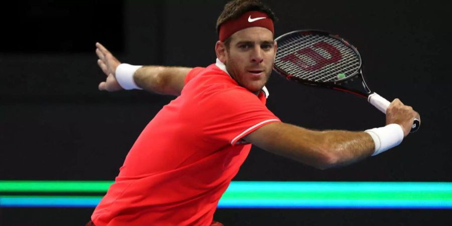 Juan Martin del Potro schlägt im Final von Peking eine Rückhand.