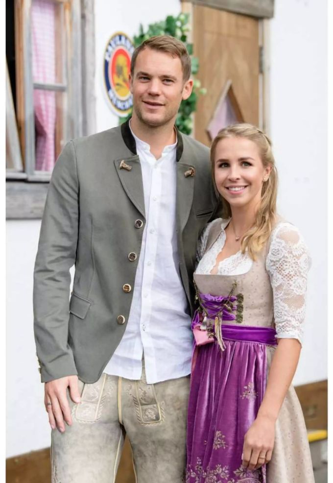 Ein Bild aus glücklichen Zeiten: Kicker Manuel Neuer und seine Noch-Frau Nina. Nina Neuer ibiza