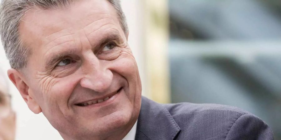 Günther Oettinger (CDU), der EU-Kommissar für Haushalt und Personal, lächelt während einer gemeinsamen Sitzung der Finanzkommission und des Föderalen Beratungsausschusses Europäischer Angelegenheiten.