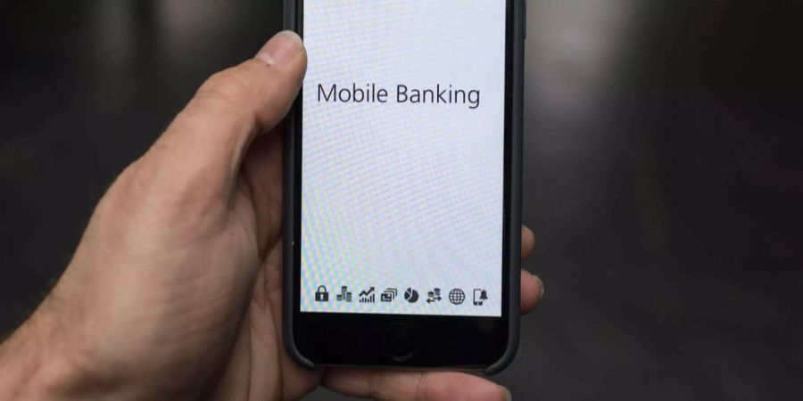 Eine Person benutzt eine Mobile-Banking-App.