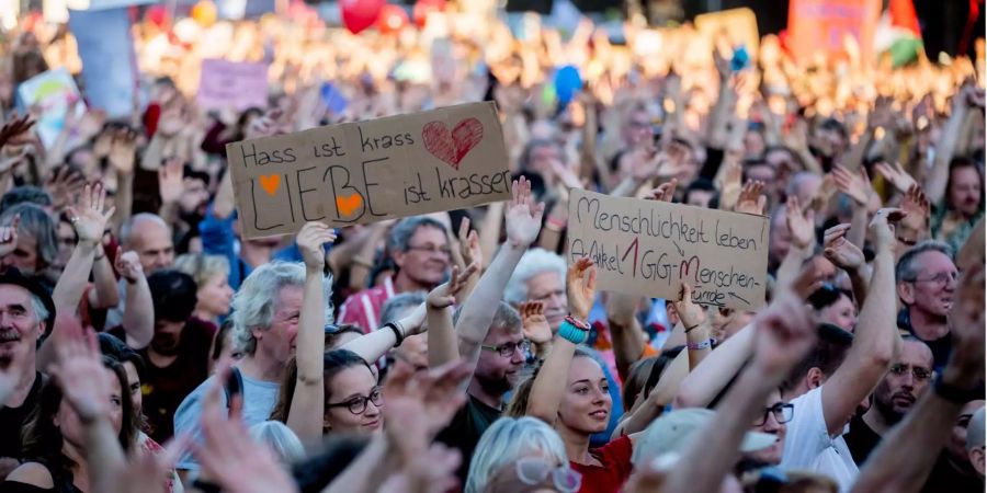 «Hass ist krass, Liebe ist krasser» steht bei der Abschlusskundgebung der Demonstration gegen Rassismus und Rechtsruck mit dem Motto «Unteilbar» vor der Berliner Siegessäule auf einem Schild.