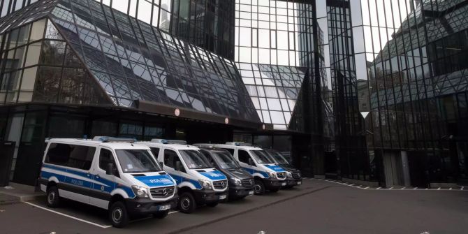 Fahrzeuge der Bundespolizei stehen an der Zentrale der Deutschen Bank. Ein Grossaufgebot von Ermittlern hat die Zentrale des grössten deutschen Geldhauses in Frankfurt durchsucht.