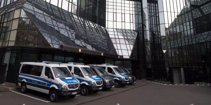 Fahrzeuge der Bundespolizei stehen an der Zentrale der Deutschen Bank. Ein Grossaufgebot von Ermittlern hat die Zentrale des grössten deutschen Geldhauses in Frankfurt durchsucht. Fahrzeuge der Bundespolizei stehen an der Zentrale der Deutschen Bank. Ein Grossaufgebot von Ermittlern hat die Zentrale des grössten deutschen Geldhauses in Frankfurt durchsucht.