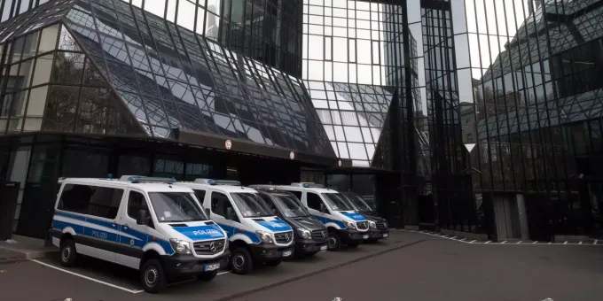 Deutsche Bank Chef Stellt Sich Nach Razzia Vor Mitarbeiter