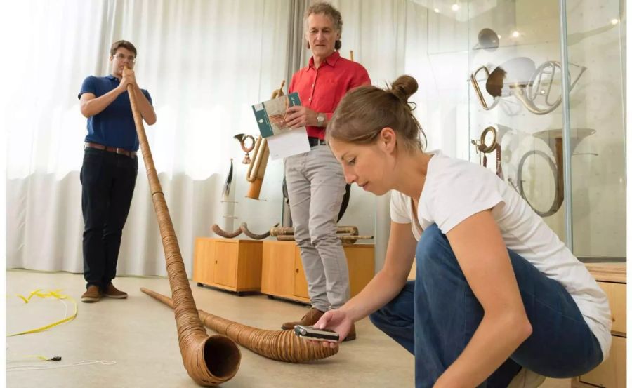 Auch die Forschung gehört zum Volksmusik-Studium, wie hier beim Alphorn.