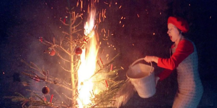 Brennender Weihnachtsbaum (gestellte Szene).