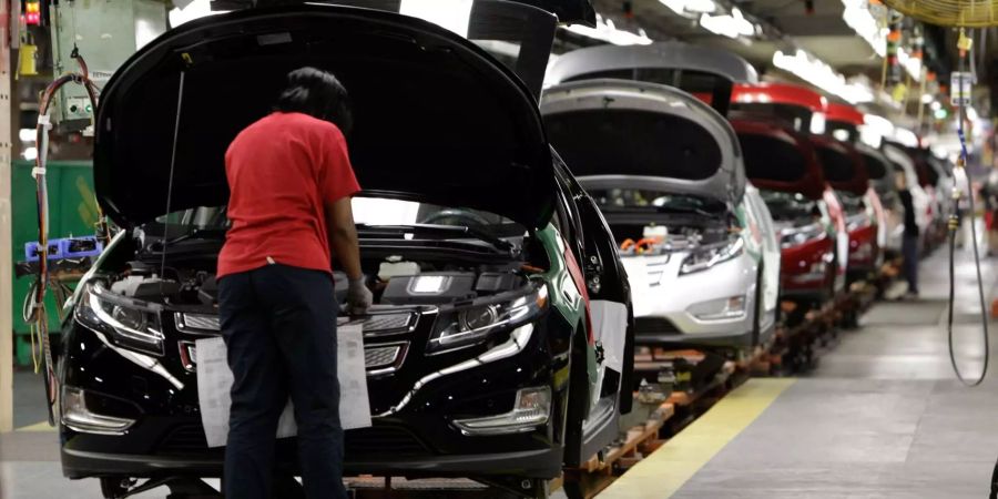 Eine Mitarbeiterin von General Motors, arbeitet an einem Chevrolet Volt im GM-Montagewerk in Hamtramck, Michigan.