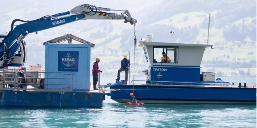 Die Plattform, von welcher die Sensoren genaustens platziert werden, anlässlich einer Medienführung zur Messung der Tsunamigefahr im Vierwaldstättersee bei Buochs am Dienstag, 11. September 2018.