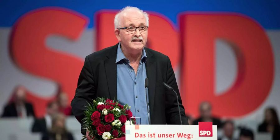 Udo Bullmann (SPD) bedankt sich nach einer Wahl zum Europa-Beauftragten seiner Partei am SPD-Bundesparteitag in Berlin bei den Delegierten.