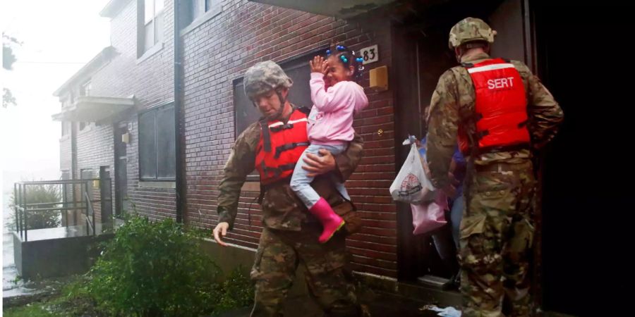 Ein Rettungsteam der Nationalgarde evakuiert in New Bern eine Familie, während das Hochwasser zunimmt.