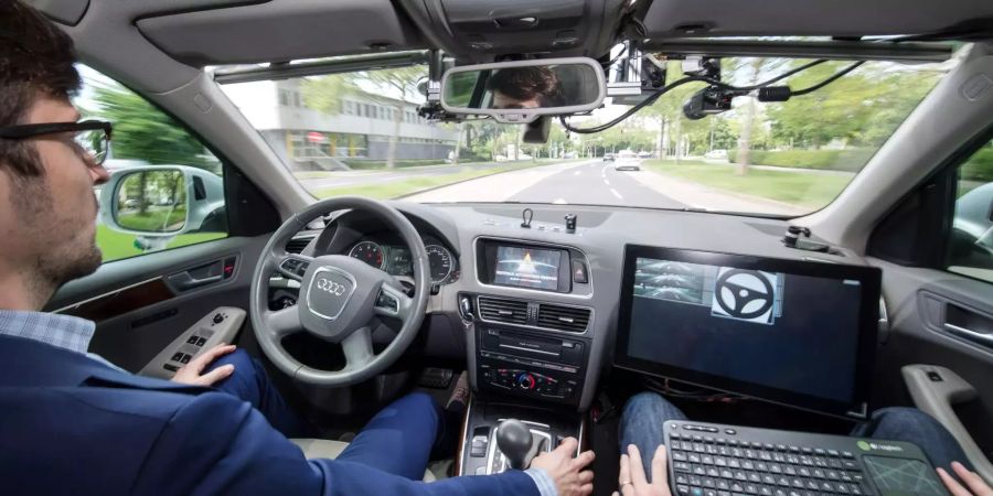 Ein selbstfahrendes Auto des Forschungszentrums Informatik fährt während der Eröffnung des «Testfelds Autonomes Fahren» mit zwei Entwicklern autonom im Strassenverkehr.