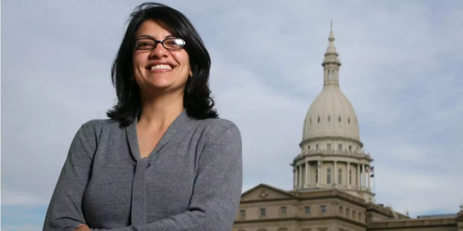 Rashida Tlaib, Demokratin, steht vor dem Michigan Capitol.