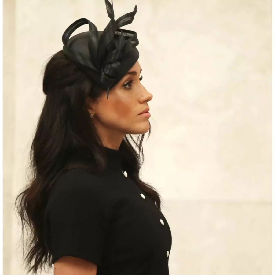 Meghan, die Herzogin von Sussex, schaut auf das Anzac Memorial im Hyde Park in Sydney, Samstag, 20. Oktober 2018.