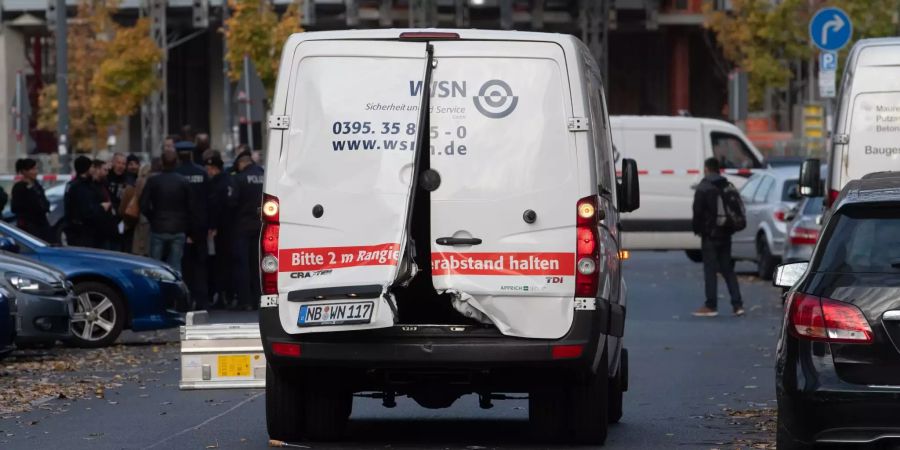 Ein Geldtransporter mit aufgebrochenen Türen steht auf der Alexanderstrasse in Berlin (D).