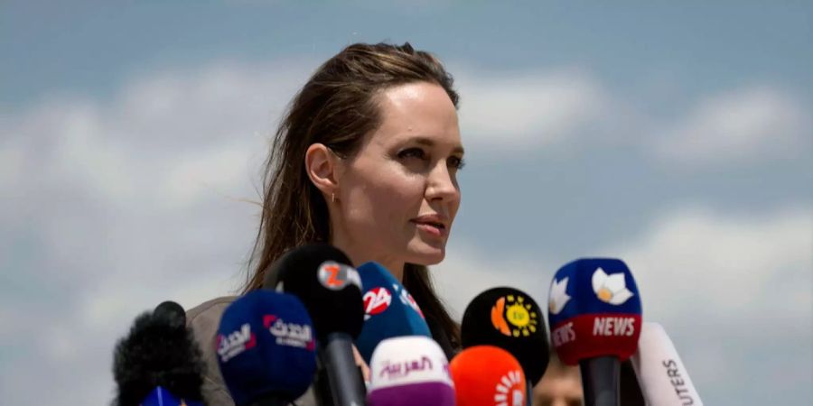 UNHCR-Sonderbotschafterin Angelina Jolie bei einer Pressekonferenz in Syrien.