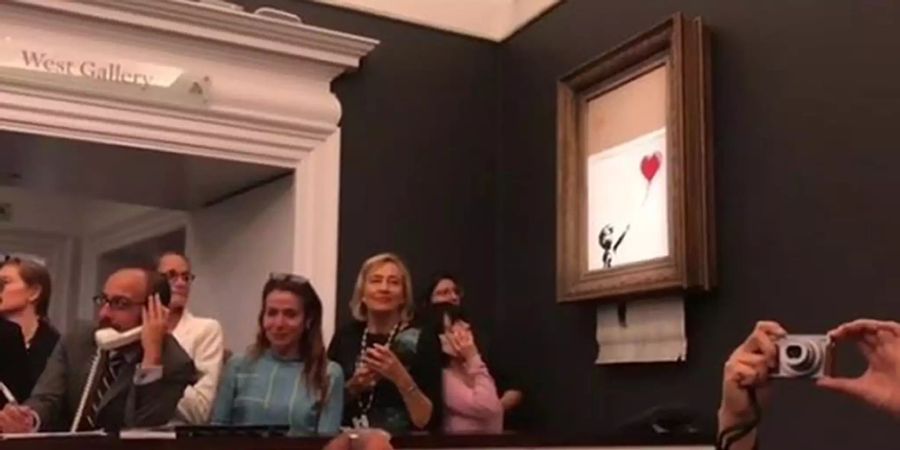 Das Videostandbild, das auf dem Instagram Account des Künstlers Banksy veröffentlicht wurde, zeigt das Werk «Girl with Balloon» von Banksy, welches kurz nach seiner Versteigerung beim Auktionshaus Sotheby's geschreddert wird.