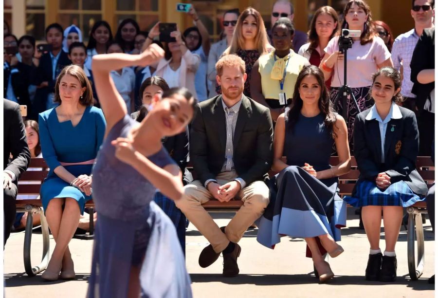 Meghan und Harry bei einer Tanzveranstaltung der Macarthur Girls High School in Sydney.