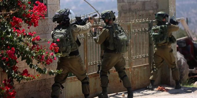 Bewaffnete israelische Soldaten beziehen bei Zusammenstössen mit palästinensischen Demonstranten Stellung. Israel