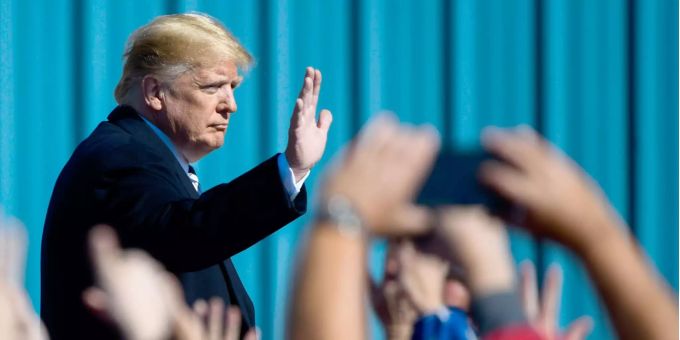 Präsident Donald Trump winkt vor Publikum und verlässt eine Wahlkampfkundgebung. Präsident Donald Trump winkt vor Publikum und verlässt eine Wahlkampfkundgebung.