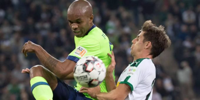 Naldo (links, Schalke 04) kämpft mit Jonas Hofmann (Borussia Mönchengladbach) um den Ball. Naldo (links, Schalke 04) kämpft mit Jonas Hofmann (Borussia Mönchengladbach) um den Ball.
