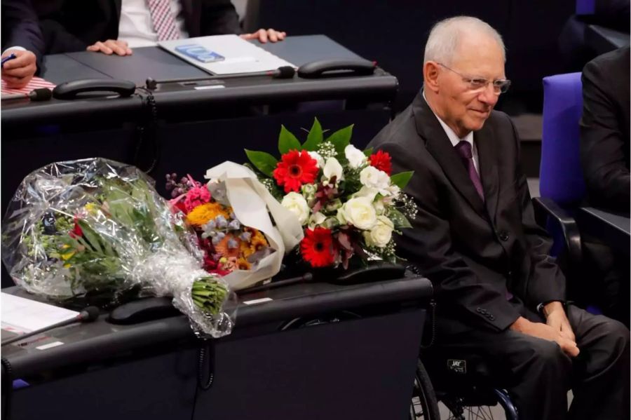 Nach seiner Wahl wird Wolfgang Schäuble mit Blumen beschenkt.