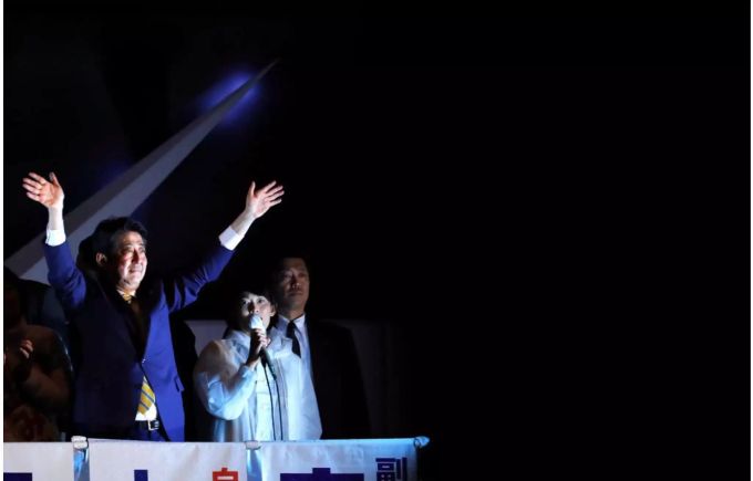 Japans rechtskonservativer Regierungschef Shinzo Abe wird das Unterhaus gewinnen. Japans rechtskonservativer Regierungschef Shinzo Abe wird das Unterhaus gewinnen.