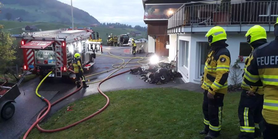 Das Brandobjekt wird hier von den Feuerwehren Schwende und Rüte gelöscht.
