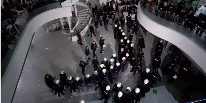 Türkische Polizisten betreten das Hauptquartier einer Zeitung in Istanbul. (Symbolbild) Türkische Polizisten betreten das Hauptquartier einer Zeitung in Istanbul. (Symbolbild)
