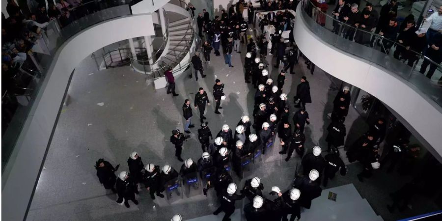 Türkische Polizisten betreten das Hauptquartier einer Zeitung in Istanbul. (Symbolbild)