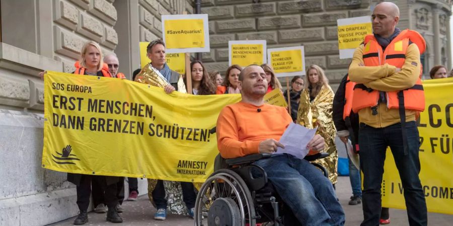 Nicolas Morel, Initiant, Mitte, und mehrere Unterstützer der Interpellation mit der Anforderung, dem Hilfsschiff Aquarius die Schweizer Flagge zu verleihen, übergeben der Bundeskanzlei mehr als 20'000 Unterschriften für die Petition «Schweizer Flagge für Hilfsschiff Aquarius», am Dienstag, 9. Oktober 2018, in Bern.