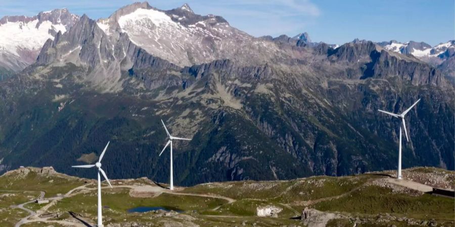 Drei Windturbinen in Andermatt UR auf dem Stöckli.