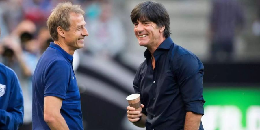 Jürgen Klinsmann (links) und Jogi Löw scherzen miteinander anlässlich des Freundschaftsspiels zwischen den USA und Deutschland im Jahr 2015.