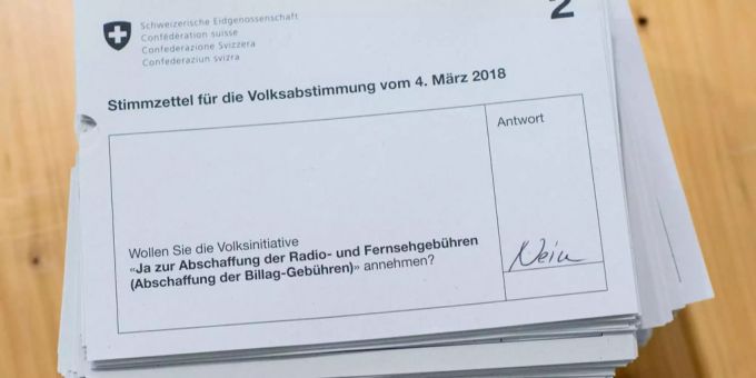 Ein Stapel mit der Antwort «Nein» der Volksinitiative «Ja zur Abschaffung der Radio- und Fernsehgebühren - No Billag» liegen im Schulhaus Ämtler im Kreis 3 auf, aufgenommen am Sonntag, 4. März 2018 in Zürich. No Billag Volksabstimmung