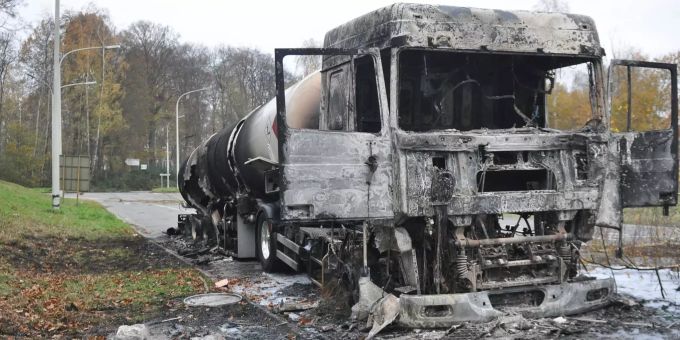 Ein ausgebrannter Lastwagen, der in der Nacht in Brand gesteckt wurde, ist nach einem Protest der «Gelbe Westen» auf der Strasse zu sehen. Ein ausgebrannter Lastwagen, der in der Nacht in Brand gesteckt wurde, ist nach einem Protest der «Gelbe Westen» auf der Strasse zu sehen.